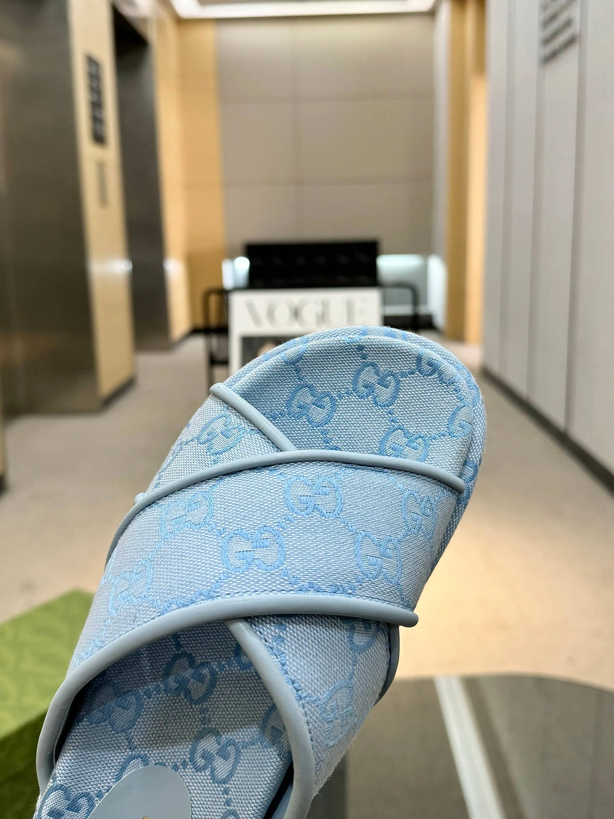 👟👟Ex-factory price 400👟👟 Shipped all year round, Gucci's latest limited edition thick-soled slippers. Top quality for sale. Purchase genuine product for development. The material and workmanship are consistent with the original. Upper: original special printing process. Lining: dyed sheepskin. Outsole: Italian private model outsole. Size: 35-43M standard size. 41, 42, 43 are also customized and cannot be returned. Sole thickness: 5.5cm. Forefoot 4cm.